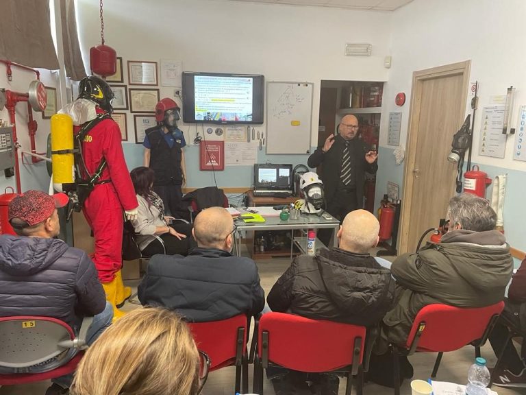 Aula di un corso di formazione antincendio con dimostrazione di attrezzature e dispositivi di protezione
