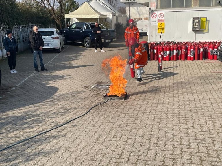 Esercitazione antincendio: prova di spegnimento di un principio d'incendio con l'estintore in un cortile