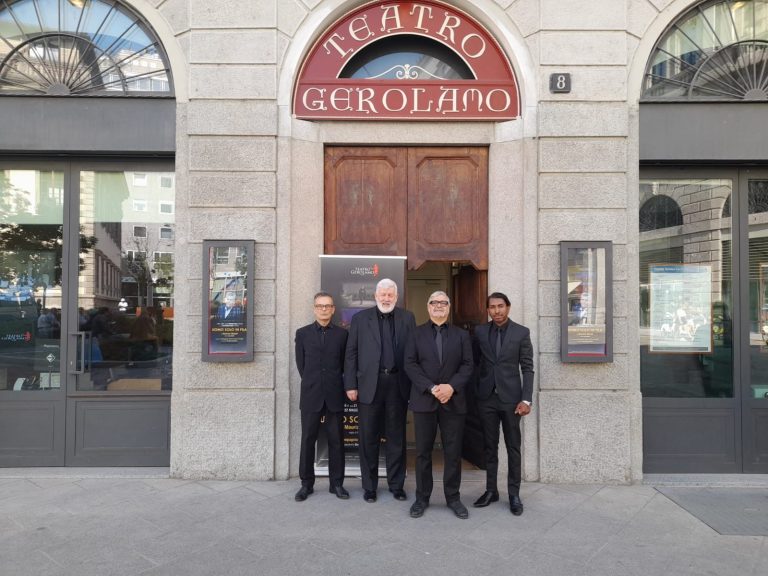 Addetti alla sicurezza in nero davanti a un teatro a milano